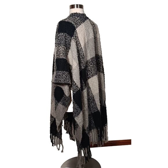 Woolrich Fringed Cape Shawl Wrap Fleece Polyester Black Gray Plaid Poncho One Sz - Picture 12 of 12